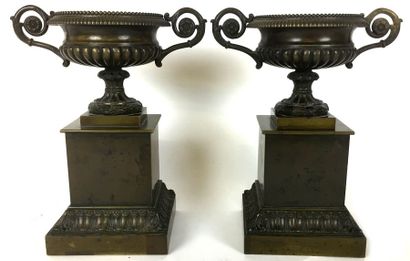 PAIRE DE CASSOLETTES de forme Médicis en...