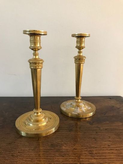 PAIRE DE BOUGEOIRS en bronze doré et ciselé...