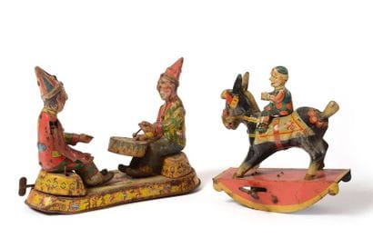 Deux Jouets mécaniques en tôle peinte, en...