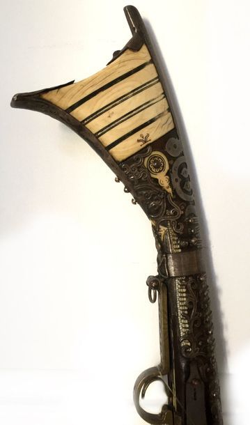 FUSIL MUKHALA à platine à silex. La crosse...