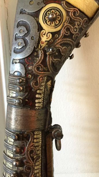 FUSIL MUKHALA à platine à silex. La crosse...