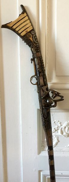 FUSIL MUKHALA à platine à silex. La crosse...