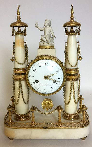 PENDULE PORTIQUE en marbre blanc et bronze...