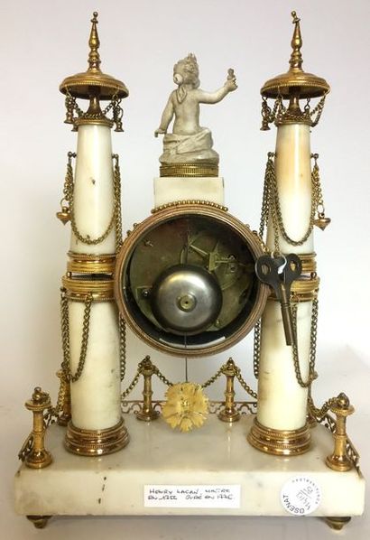 PENDULE PORTIQUE en marbre blanc et bronze...