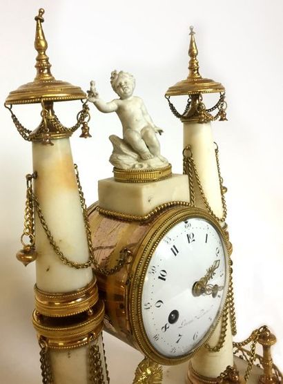PENDULE PORTIQUE en marbre blanc et bronze...