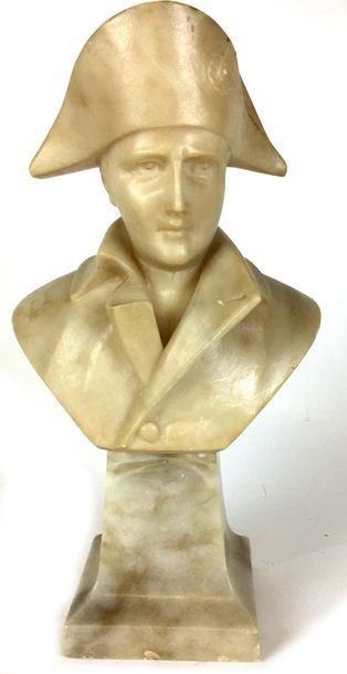 BUSTE de Napoléon en albâtre. Haut : 33 cm...
