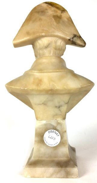 BUSTE de Napoléon en albâtre. Haut : 33 cm...