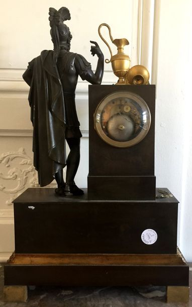 Importante PENDULE en bronze doré et à patine...