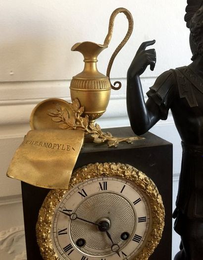 Importante PENDULE en bronze doré et à patine...