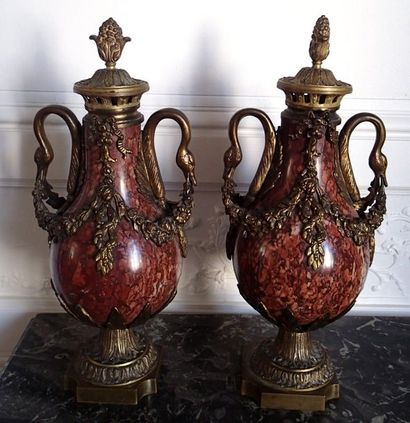 PAIRE DE VASES de forme balustre sur piedouche...