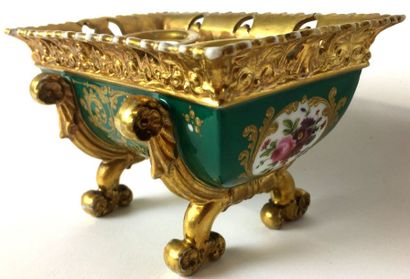 JACOB PETIT. Encrier en porcelaine de Paris...