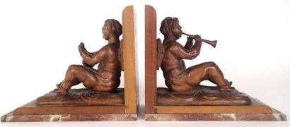 Deux SERRE-LIVRES en buis à décor d'anges...