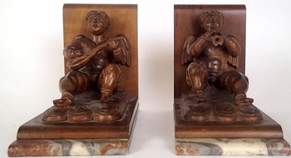Deux SERRE-LIVRES en buis à décor d'anges...