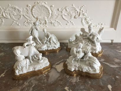 Suite de QUATRE GROUPES en porcelaine blanche...