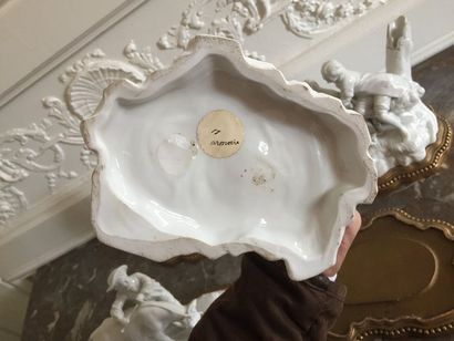 Suite de QUATRE GROUPES en porcelaine blanche...