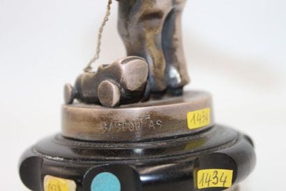 « Homme au jouet »

Mascotte signée Sasportas....