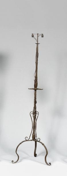 TRAVAIL DES ANNEES 1960 Lampadaire en fer...