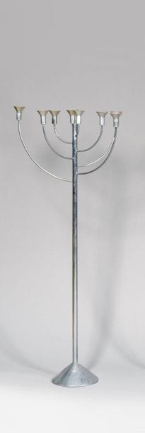 TRAVAIL DES ANNEES 1970 Lampadaire à huit...
