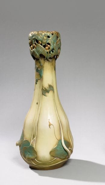 AMPHORA à Turn-Teplitz Vase en porcelaine...