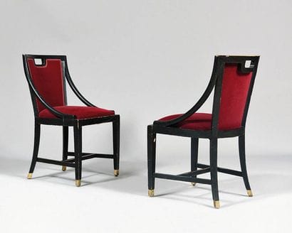 PAIRE DE CHAISES en bois laqué noir, assises...