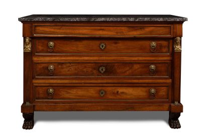 COMMODE en acajou à montants en cariatides...