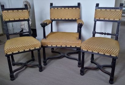 FAUTEUIL et PAIRE DE CHAISES en bois noirci...