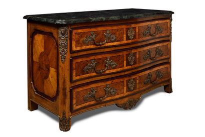 COMMODE à façade arbalète en noyer, acajou...