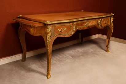 BUREAU PLAT en placage de bois de rose à...