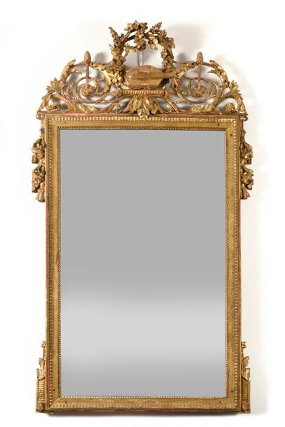 Grand MIROIR à fronton en bois doré, mouluré...