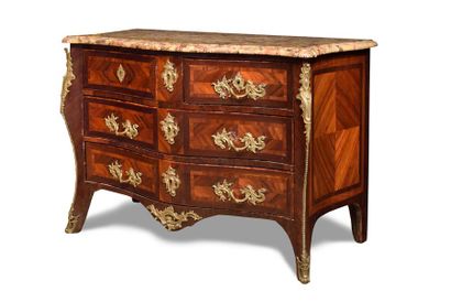 COMMODE en bois de placage et marqueterie,...