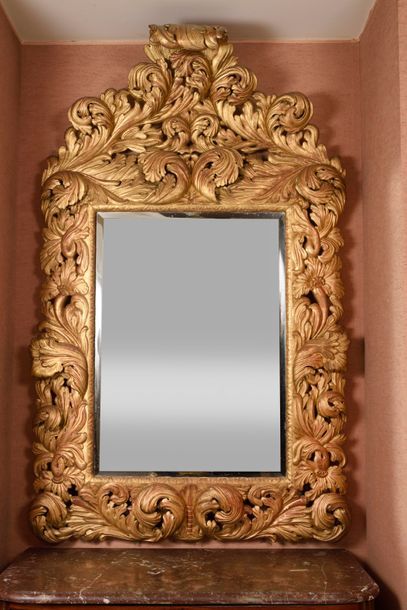 Important MIROIR à fronton en bois et stuc...