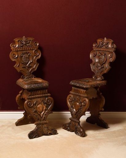 PAIRE DE SCABELLES en noyer sculpté à décor...