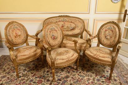 MOBILIER DE SALON en bois doré, mouluré et...