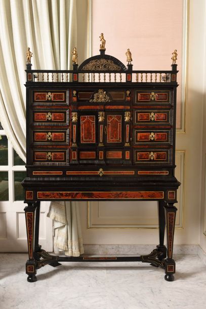 CABINET sur piétement en ébène, écaille,...