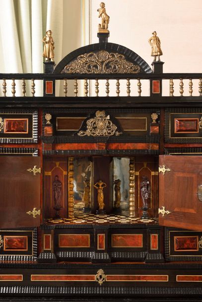CABINET sur piétement en ébène, écaille,...