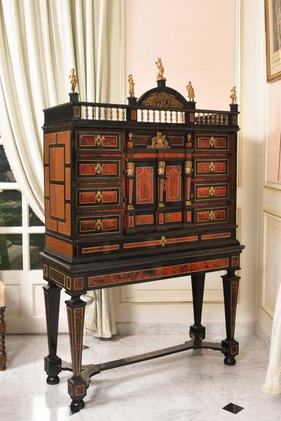 CABINET sur piétement en ébène, écaille,...