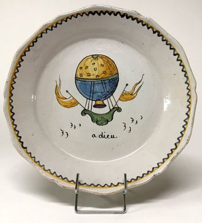 NEVERS : Assiette en faïence à bordure contournée...