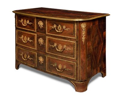 COMMODE en placage de palissandre et marqueterie...