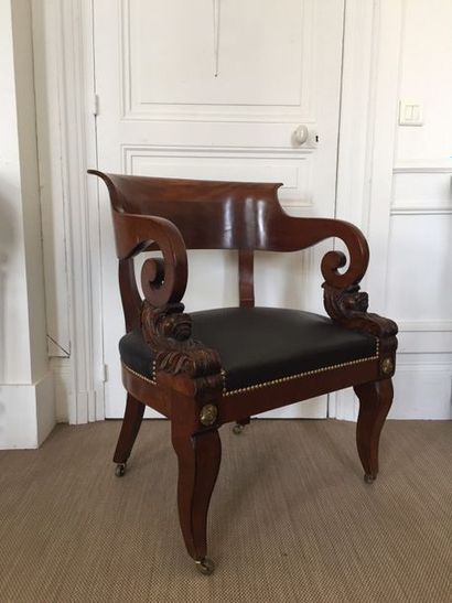 FAUTEUIL DE BUREAU en acajou à large dossier...