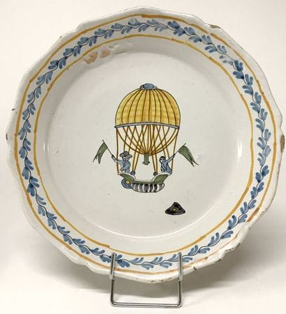 NEVERS : Assiette en faïence à bordure contournée...