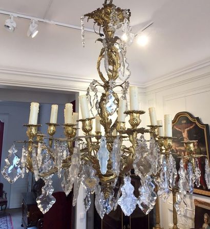 LUSTRE en bronze doré ciselé de feuillages...
