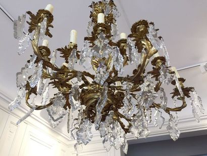 LUSTRE en bronze doré ciselé de feuillages...