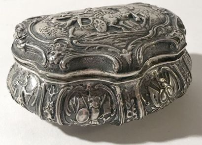 TABATIERE en argent repoussé de forme mouvementée...
