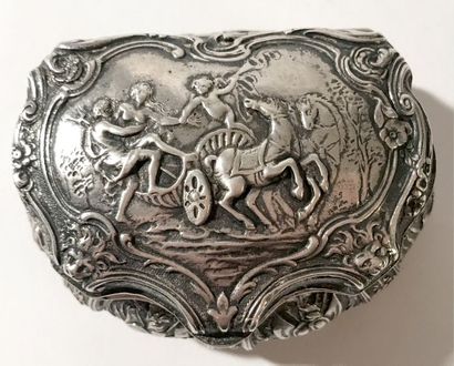TABATIERE en argent repoussé de forme mouvementée...