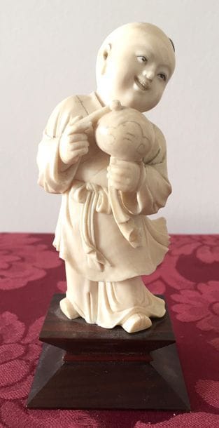 JAPON Enfant bouddha en ivoire sculpté. Socle...