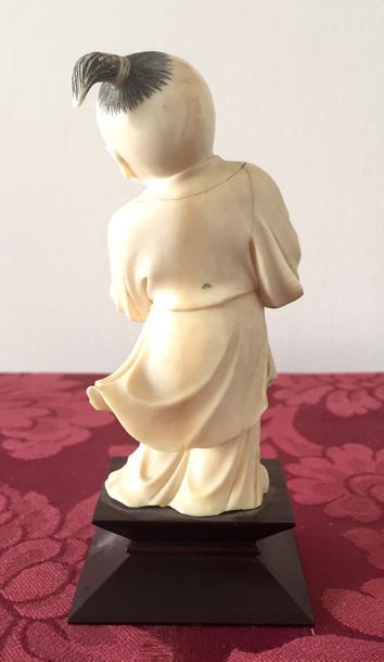 JAPON Enfant bouddha en ivoire sculpté. Socle...