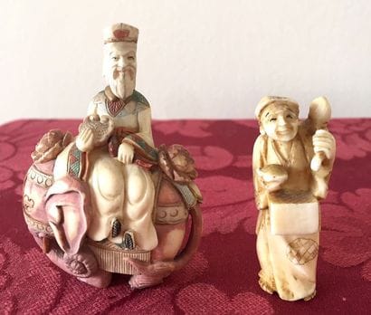 JAPON Netsuke en ivoire et tabatière en ivoire...
