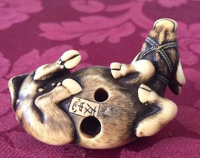 JAPON Netsuke en ivoire sculpté et patiné...