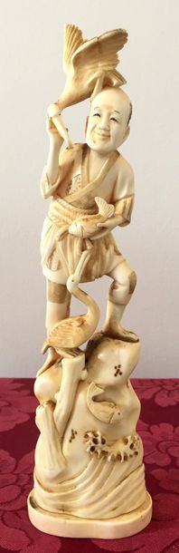 JAPON Statuette en ivoire représentant un...