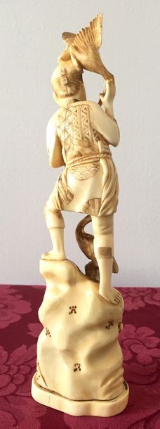 JAPON Statuette en ivoire représentant un...